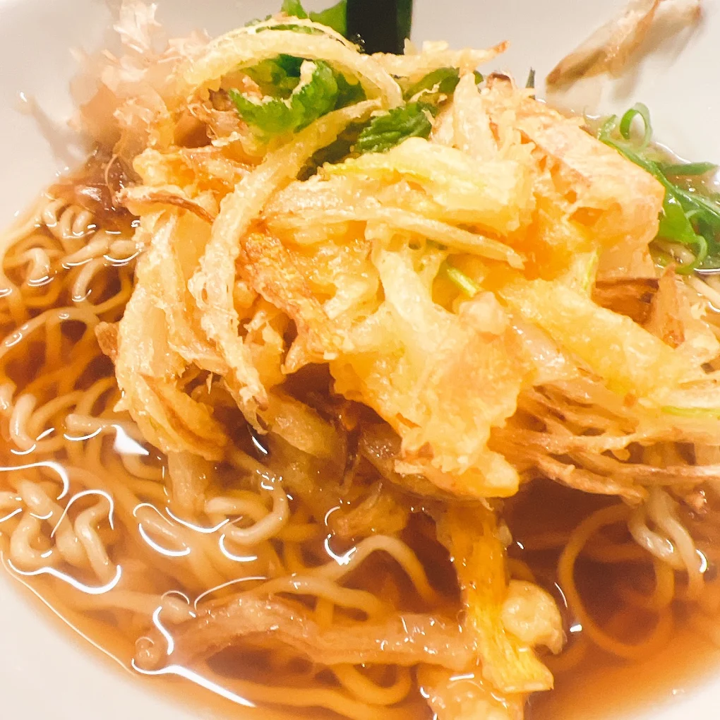 大きなかき揚げを添えた麺料理